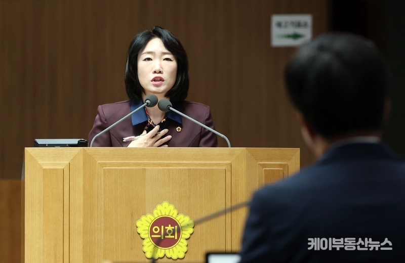이혜원 경기도의회 의원이 '제371회 임시회 제2차 본회의'에서 김동연 지사에게 도정 대한 질의를 하고 있다. 