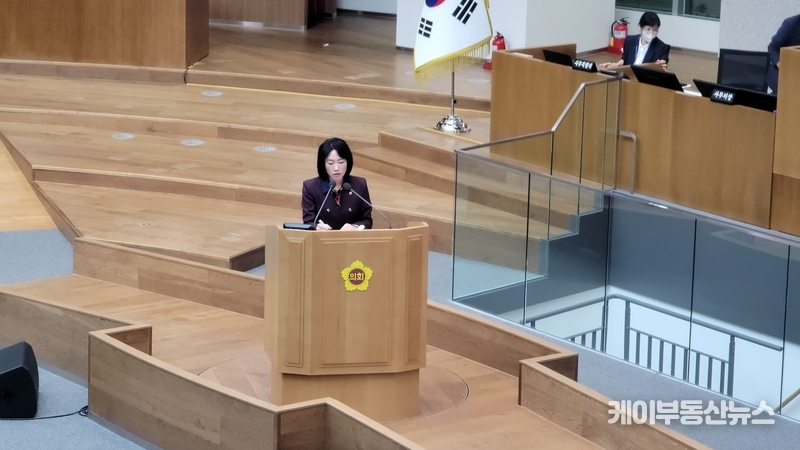 이혜원 경기도의회 의원이 '제371회 임시회 제2차 본회의'에서 도정과 도 교육행정에 대한 질의를 하고 있다. / 김교민 기자