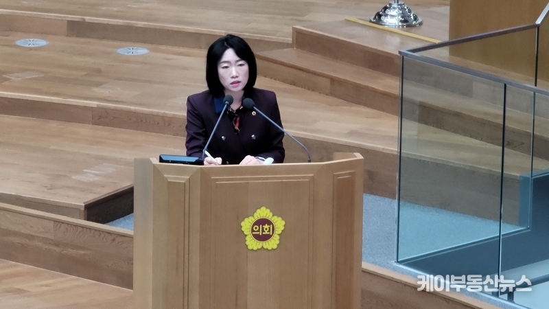 이혜원 경기도의회 의원(국민의힘, 양평2, 문화체육관광위원회)이 '제371회 임시회 제2차 본회의'에서 도정과 도 교육행정에 대한 질의를 하고 있다. / 김교민 기자