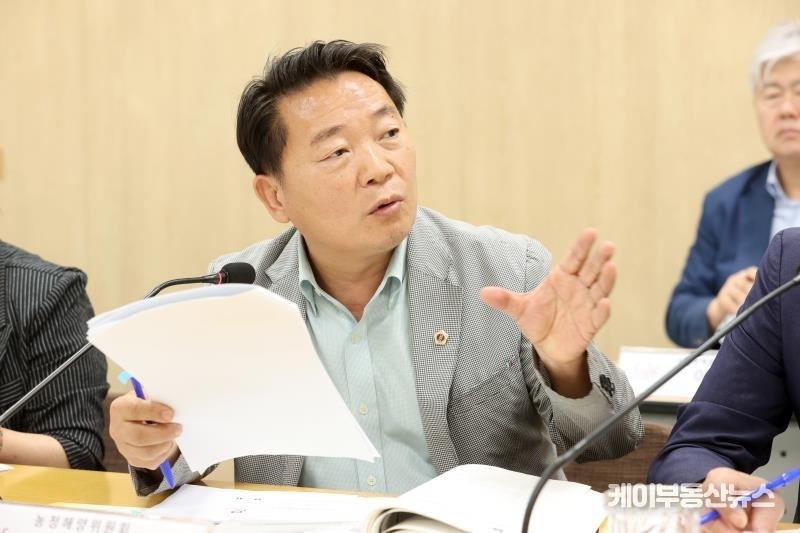 방성환 경기도의회 의원(국민의힘, 성남5)은 “이러한 혼란이 발생하는 근본적인 이유가 김동연 지사가 1주년 기자회견에서도 밝힌 것처럼 향후 청년기본소득에 대한 경기도 입장을 명확히 밝혀야 불필요한 논란이 일어나지 않을 것”이라고 제안했다. (사진 - 경기도의회 제공)