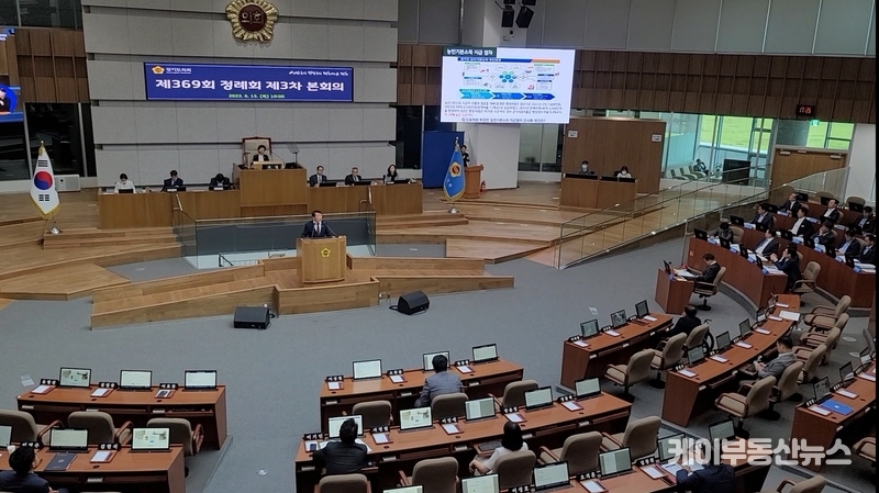  방성환 의원이 지난 6월 15일 열린 '경기도의회 제369회 정례회 제3차 본회의'에서 "기본소득 · 기회소득 난립의 문제점"을 지적하는 도정질의를 하고 있다. / 김교민 기자
