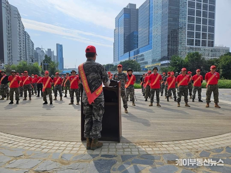 해병대 안양시 전우회가 10일 오전 쌍개울 문화광장에서 ‘안양천 수질보전을 위한 환경정화운동 및 취약지역 방범순찰’ 및 결의식을 진행했다.