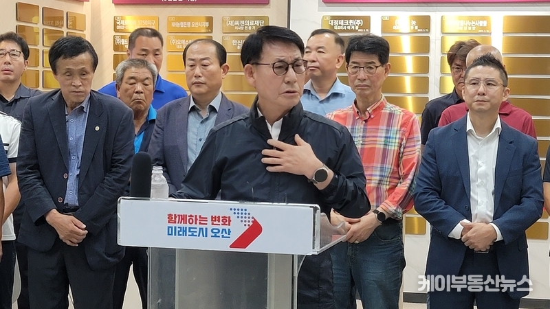 오산시체육회 권병규 회장과 종목단체 회장단이 13일 오전 9시30분 오산시청 1층 로비에서 기자회견을 열고 ‘시의회 예산삭감 및 성명 발표에 따른 체육회 입장’을 발표하고 있다. / 김교민 기자