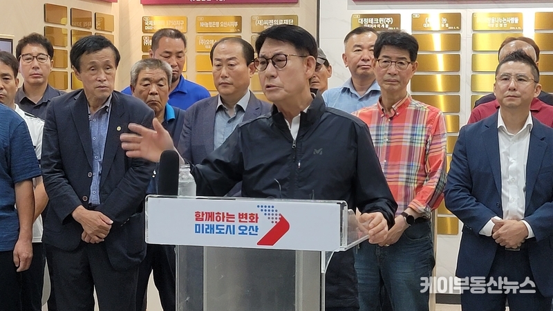 권병규 오산시체육회장과 종목단체 회장단이 기자회견에서 ‘시의회 예산삭감 및 성명 발표에 따른 체육회 입장’을 발표하고 있다. / 김교민 기자