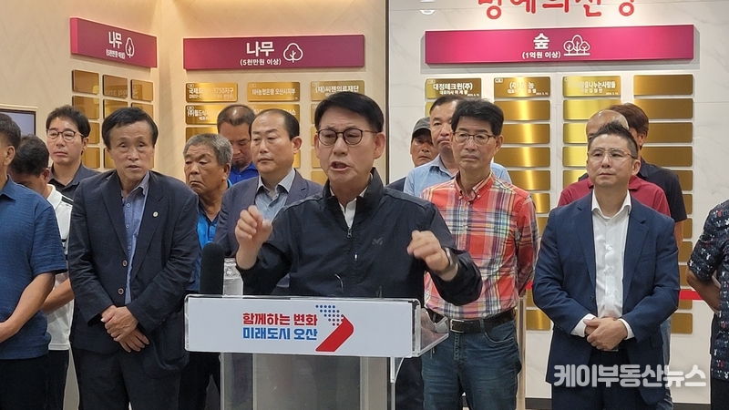 권병규 오산시체육회장과 종목단체 회장단이 기자회견에서 ‘시의회 예산삭감 및 성명 발표에 따른 체육회 입장’을 발표하고 있다. / 김교민 기자