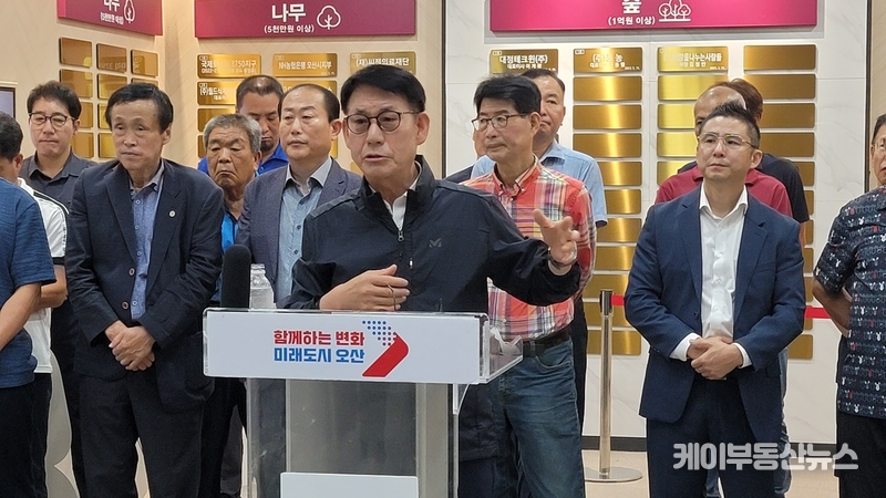 권병규 오산시체육회장과 종목단체 회장단이 기자회견에서 ‘시의회 예산삭감 및 성명 발표에 따른 체육회 입장’을 발표하고 있다. / 김교민 기자