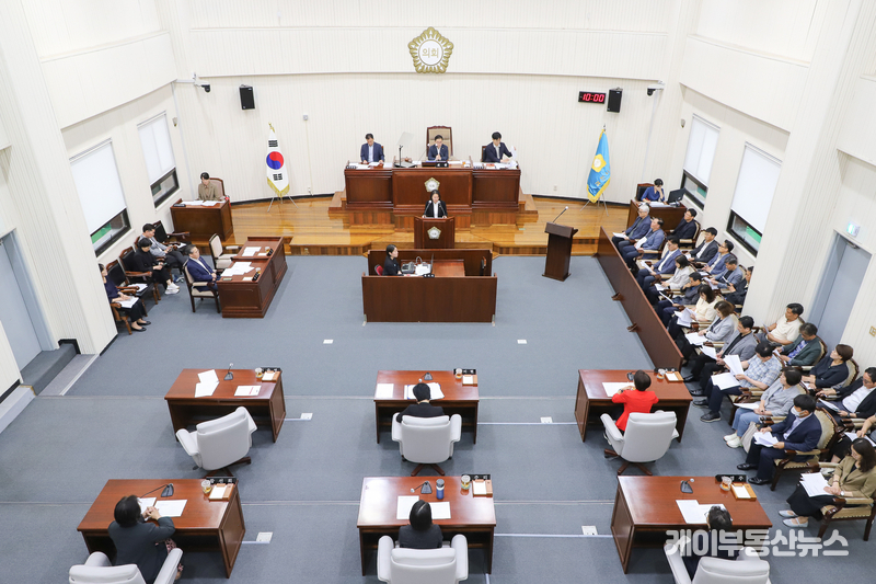과천시의회는 20일 '제278회 임시회 제2차 본회의에서 우윤화 의원(국민의힘, 비례, 부의장)이 대표발의한 「과천시 반려견 순찰대 지원 조례안」 및 제2회 추경예산 등 38건 안건을 처리했다. / 과천시의회 본회장 모습 (사진-과천시의회 제공)