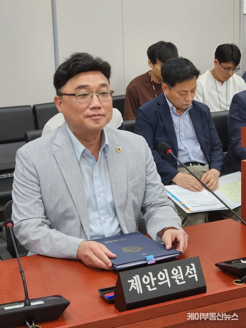 경기도의회 김회철 의원(더불어민주당, 화성6, 교육행정위원회)이 대표발의 한 「경기도교육청 학교 교통안전에 관한 조례 일부개정조례안」이 지난 21일(목) 경기도의회 본회의에서 의결을 거쳐 최종 확정되었다. / 사진 - 경기도의회 제공