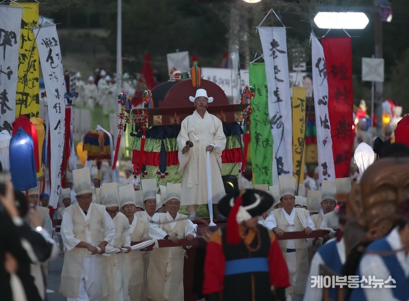 2023 정조효문화제 현륭원 천원(顯隆園 遷園) 재현, 1789년 배봉산에 버려진 아버지의 묘를 조선 최고의 명당으로 옮기고자 한 정조의 효심을 드러낸 역사적 사실을 재현하는 행사다.