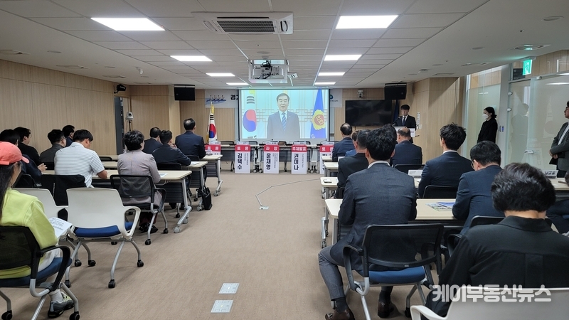 염종현 경기도의회 의장이 영상축사를 하고 있다. / 김교민 기자