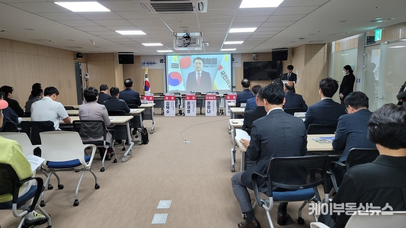김정호 경기도의회 교섭단체 국민의힘 대표의원(광명1)이 영상축사를 하고 있다. / 김교민 기자