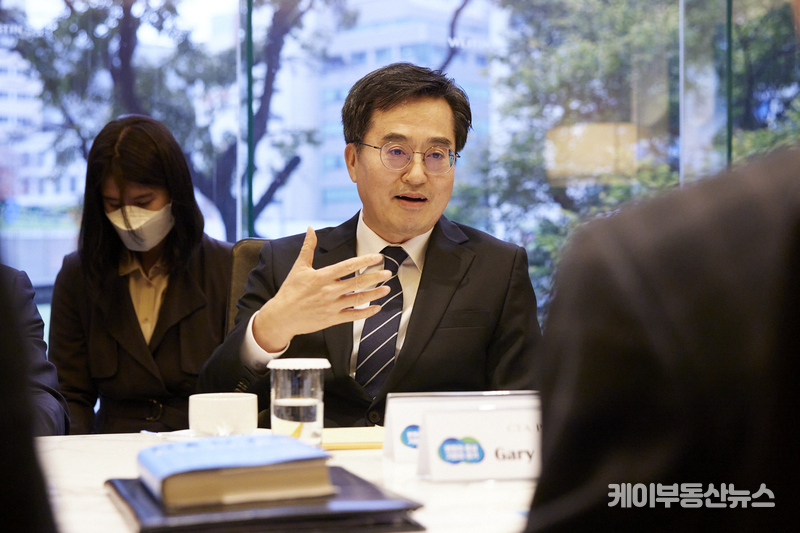 김동연 경기도지사가 게리 샤피로회장과 함께 기후위기 대응전략과 정책방향에 관하여 의견을 나누고 있다.