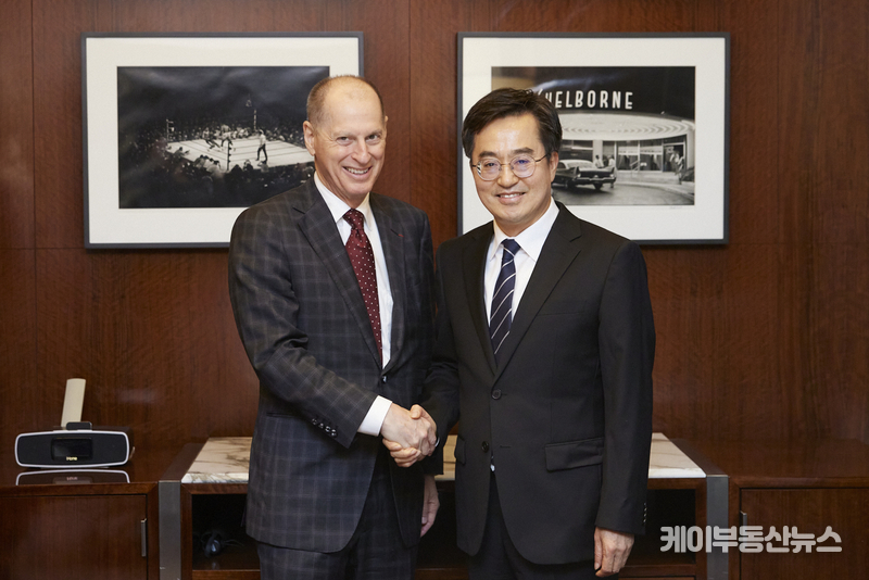 김동연 경기도지사가 게리 샤피로CTA 회장과 기념촬영을 하고 있다.