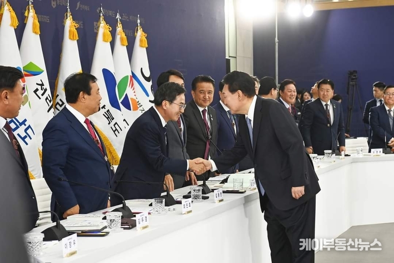 27일 경북도청에서 열린 중앙지방협력회의에서 김동연 경기도지사와 윤석열 대통령이 악수를 나누고 있다. / 사진 - 김동연 지사 SNS 캡처