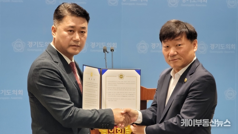 경기도의회 교섭단체 여야 대표의원(국민의힘 대표의원 김정호, 더불어민주당 대표의원 남종섭)이 30일 오전 도의회 3층 브리핑룸에서 기자회견을 열고 ’제372회 정례회’ 관련 합의사항을 발표하고 있다. / 김교민 기자
