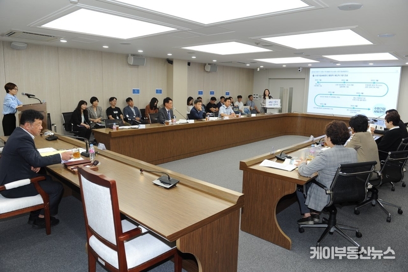 수원시 적극행정위원회가 올해 하반기 적극행정 경진대회 우수사례 선발을 위한 심의를 진행하고 있다.