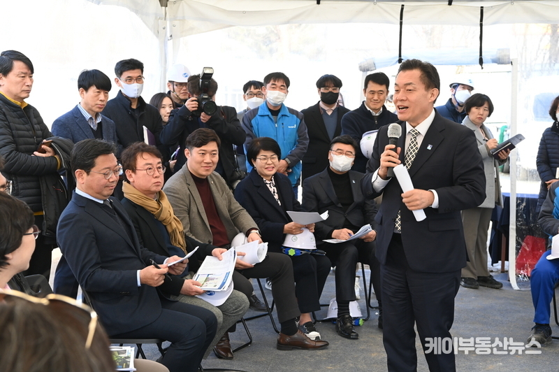 지난 3월 이재준 수원특례시장이 적극행정으로 해묵은 악취 갈등을 풀어낸 현장을 방문해 주민 및 관계자들과 이야기를 나누고 있다.