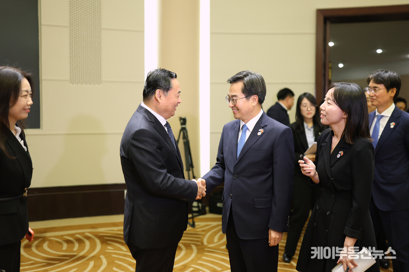 31일 저녁 (현지시간) 중국 랴오닝성인민정부 영빈관에서 김동연 경기도지사와 하오펑(郝鵬) 랴오닝성 당서기가 인사를 하고 있다.