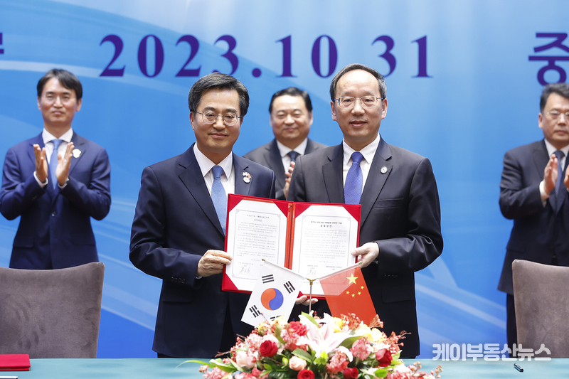 31일 저녁 (현지시간) 중국 랴오닝성인민정부 영빈관에서 열린 경기도–랴오닝성 자매결연 30주년 기념식에서 김동연 경기도지사와 리러청(李樂成) 랴오닝성 성장이 협약서를 들고 기념촬영을 하고 있다.