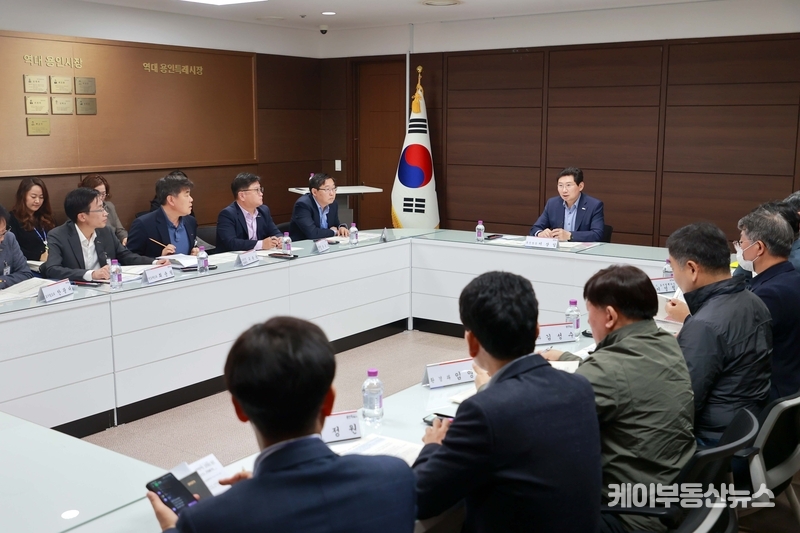 용인특례시는 3일 시장 접견실에서 ‘용인 첨단 시스템반도체 클러스터 국가산업단지’ 조성지원 추진단 제3차 전략회의를 열었다.
