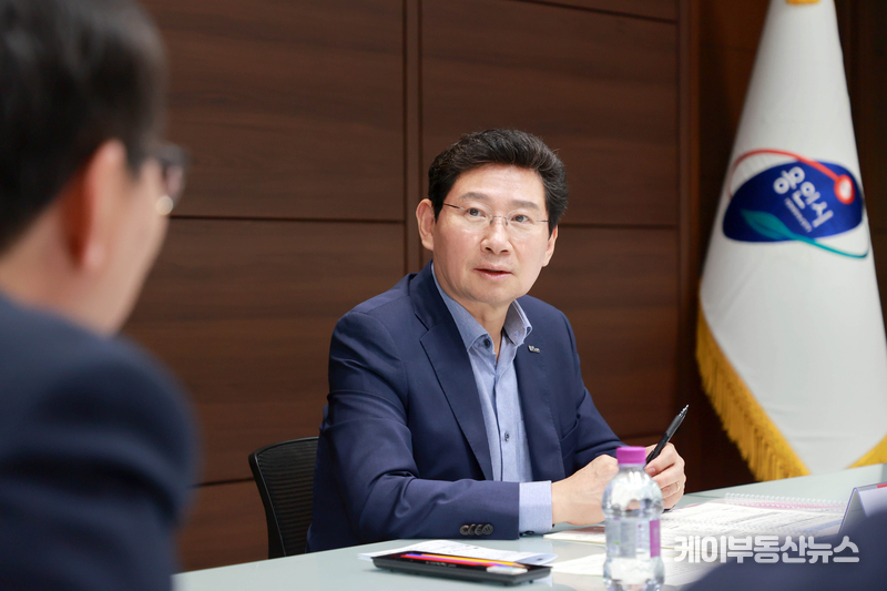 이상일 용인특례시장이 3일 시장 접견실에서 열린 ‘용인 첨단 시스템반도체 클러스터 국가산업단지’ 조성지원 추진단 제3차 전략회의를 주재하고 있다.