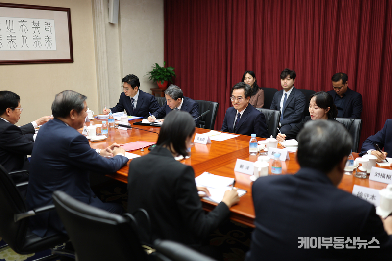 일 저녁(현지시간) 중국을 방문중인 김동연 경기도 지사가 베이징에서 허리펑(何立峰) 중국공산당 정치국위원 겸 중국 국무원 부총리와 대담하고 있다.
