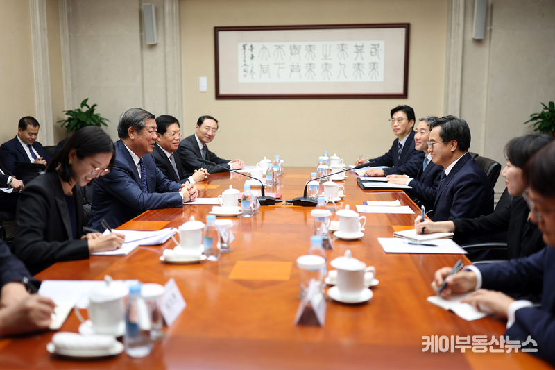 2일 저녁(현지시간) 중국을 방문중인 김동연 경기도 지사가 베이징에서 허리펑(何立峰) 중국공산당 정치국위원 겸 중국 국무원 부총리와 대담하고 있다.
