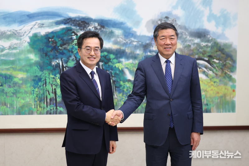 2일 저녁(현지시간) 중국을 방문중인 김동연 경기도 지사가 베이징에서 허리펑(何立峰) 중국공산당 정치국위원 겸 중국 국무원 부총리를 만나서 악수하고있다.