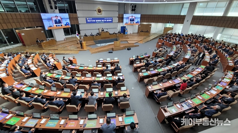 염종현 경기도의회 의장이 7일 '제372회 정례회 제1차 본회의'에서 개회사를 하고 있다. / 김교민 기자 