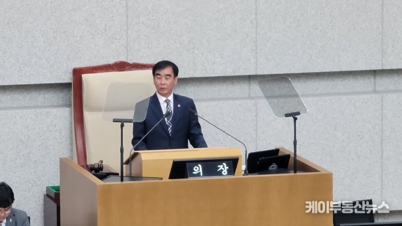 염종현 경기도의회 의장이 7일 '제372회 정례회 제1차 본회의'에서 개회사를 하고 있다. / 김교민 기자 