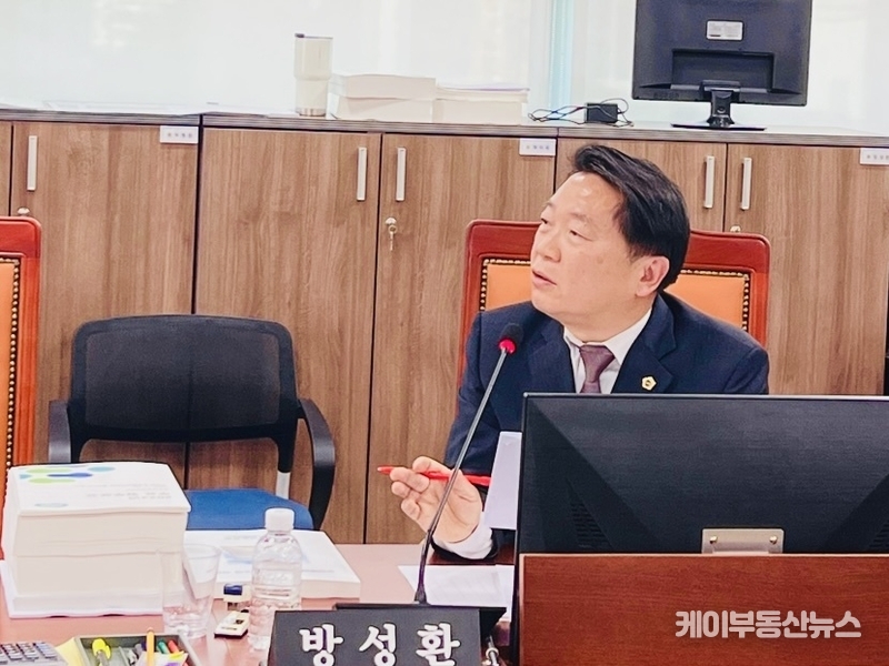 방성환 경기도의회 의원(국민의힘, 성남5, 농정해양위원회 부위원장)이 10일 경기도 농수산생명과학국을 대상으로 열린 행정사무감사에서 발언을 하고 있다.