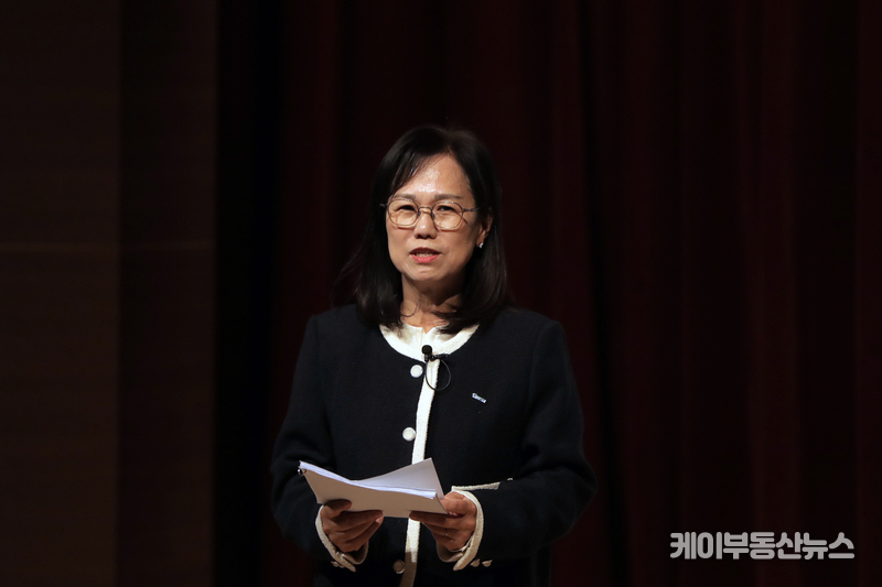 김혜애 경기환경에너지진흥원 원장이 ‘경기RE100 오늘과 내일’이라는 주제로 강연을 하고 있다.