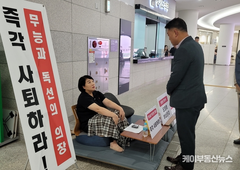 김정호 경기도의회 국민의힘 대표의원이 지난 9월20일 "위원장도 모르는 사보임, 의장은 물러나라"며 도의회 1층에서 시위중인 지미연 기획재정위원장을 찾아 대화를 나누고 있다. / 김교민 기자