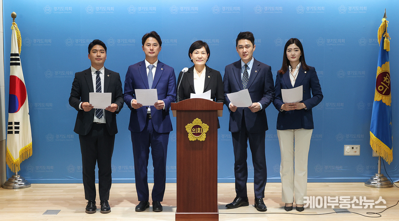 경기도의회 더불어민주당 대변인단(사진 왼쪽부터- 경기도의회 정동혁(고양3, 대변인), 황대호(수원3, 수석대변인), 이채명(안양6, 대변인), 전석훈(성남3,대변인), 장윤정(안산3, 대변인) 의원)