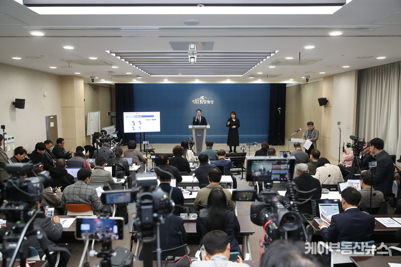 정명근 화성시장이 21일 시청 대회의실에서 시정브리핑을 하고 있다.