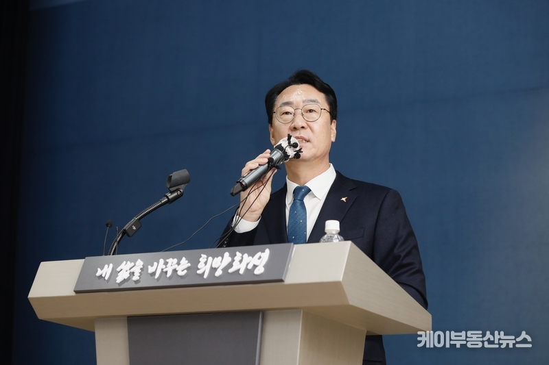 정명근 시장이 시정브리핑을 하고 있다.
