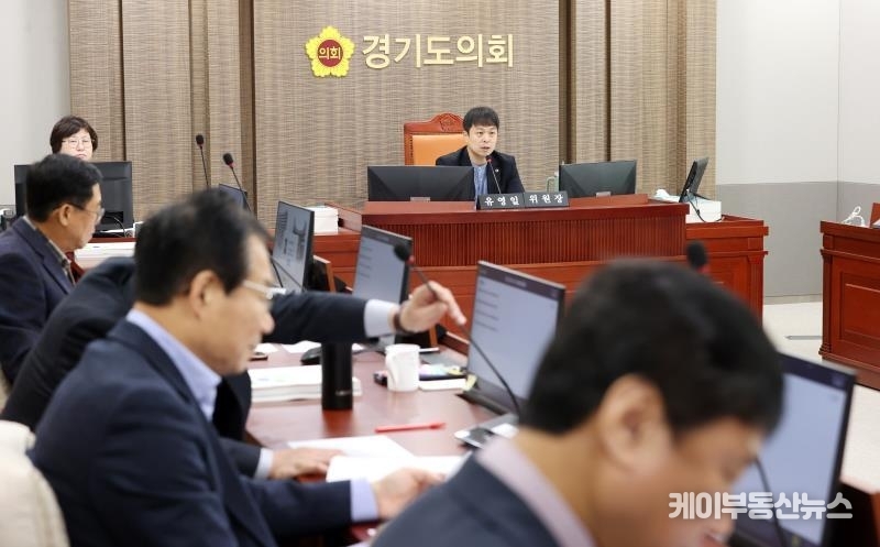 유영일 경기도의회 도시환경위원회 위원장(국민의힘, 안양5)이 '제372회 정례회 도시환경위원회 2023년 행정사무감사'를 진행하고 있다. / 경기도의회 제공