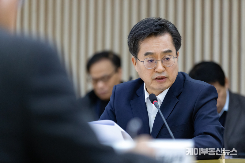 김동연 경기도지사가 주현안 보고 및 토론을 하고 있다.