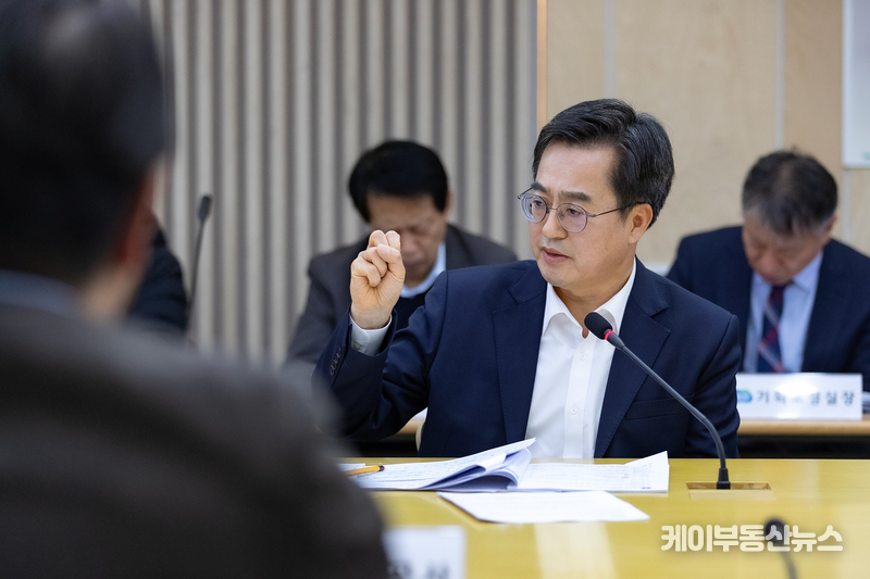김동연 경기도지사가 주현안 보고 및 토론을 하고 있다.