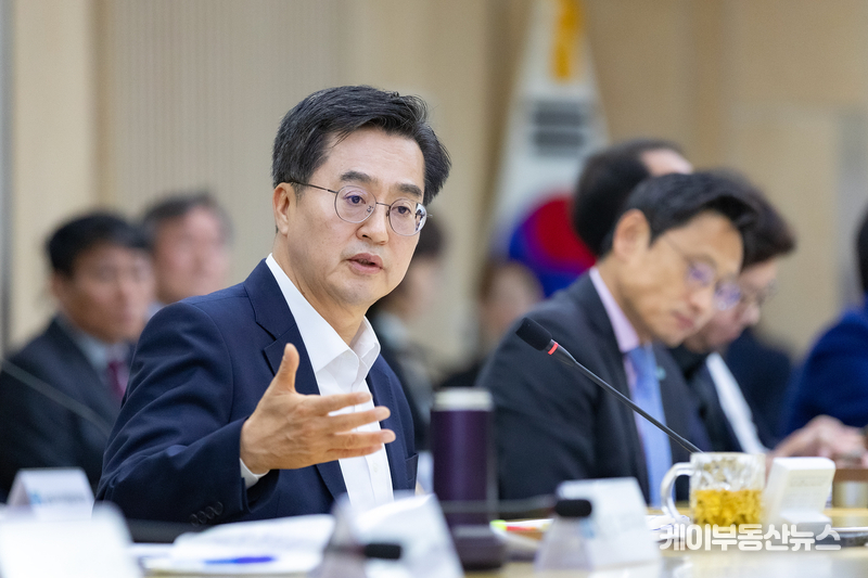 22일 오전 북부청 상황실에서 김동연 경기도지사와 오병권 행정1부지사, 오후석 행정1부지사, 염태영 경제부지사 및 실국장, 공공기관장들이 모인가운데 11월 도정 열린회의가 열리고 있다.