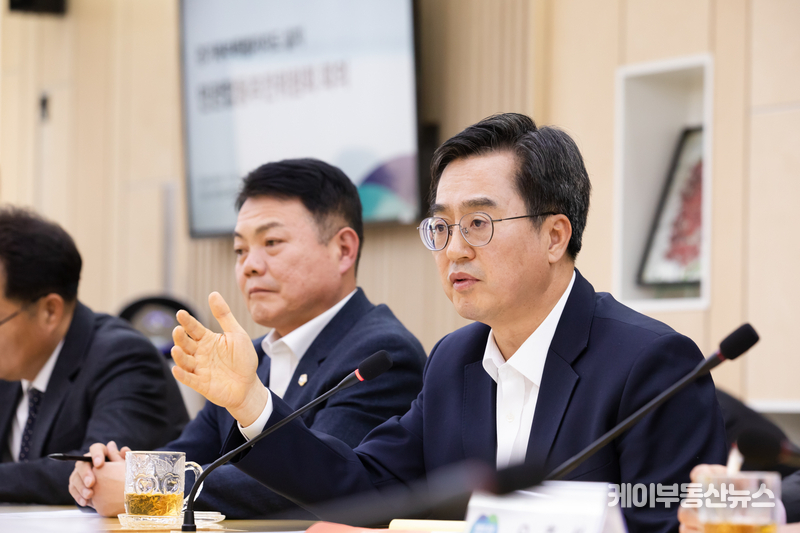 22일 오전 경기도청북부청사 상황실에서 열린 경기북부특별자치도 설치 민관합동추진위원회 회의에서 김동연 경기도지사가 인사말을 하고 있다.