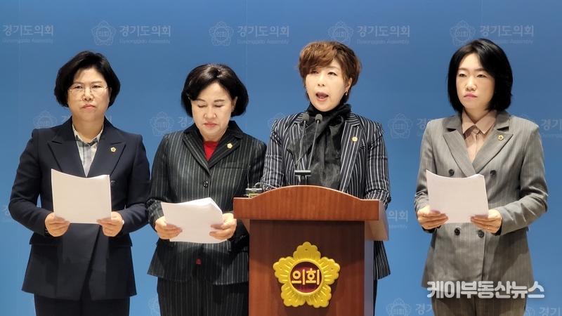 경기도도의회 국민의힘 여성의원들을 대표해 (왼쪽부터) 이애형 의원(수원10, 여성가족평생교육위원회), 조희선 의원(비례, 여성가족평생교육위원회), 정경자 의원(비례, 기획재정위원회), 이혜원 의원(양평2, 문화체육관광위원회)이 23일 오전 기자회견을 하고 있다.. / 김교민 기자