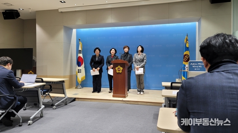경기도도의회 국민의힘 여성의원들을 대표해 (왼쪽부터) 이애형 의원(수원10, 여성가족평생교육위원회), 조희선 의원(비례, 여성가족평생교육위원회), 정경자 의원(비례, 기획재정위원회), 이혜원 의원(양평2, 문화체육관광위원회)이 23일 오전 기자회견을 하고 있다.. / 김교민 기자