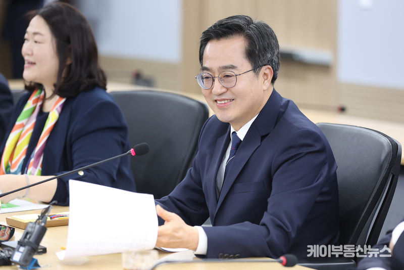 23일 오전 경기도청 5층 서희홀에서 김동연 경기도지사가 오사카 상공회의소 투자협력 방한단과 면담을 하고 있다.