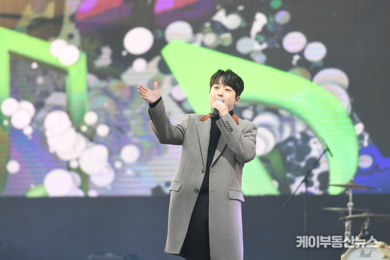 식전공연 중인 가수 이찬원