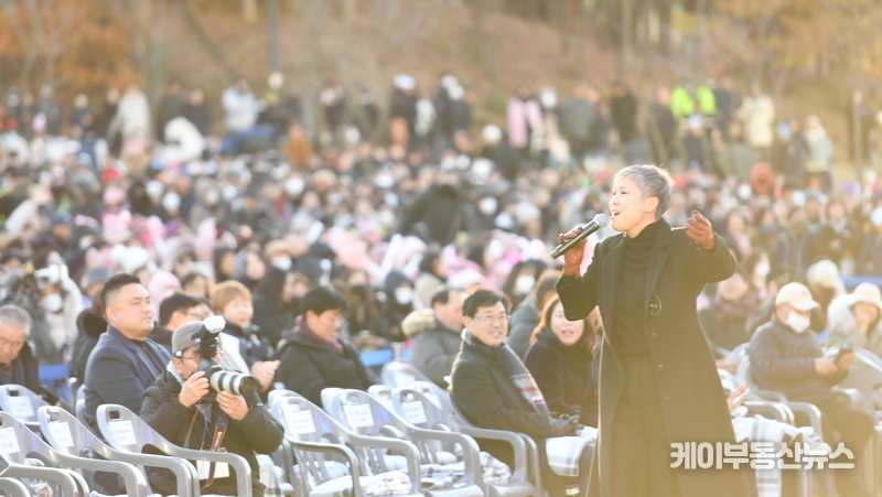 식전 공연 중인 가수 이은미