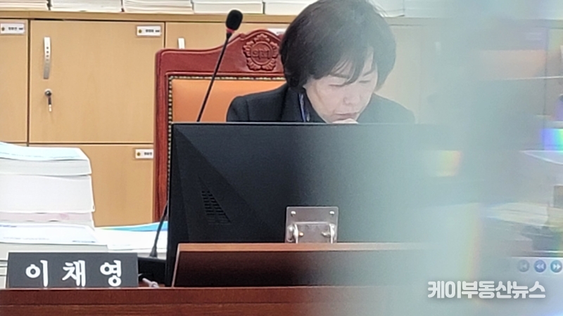 27일 경기도의회 기획재정위원회, 이채영 의원(국민의힘, 비례)과 이제영 의원(국민의힘, 성남8)에 대해 상임위 회의실에 명패가 놓인 채 회의가 열려 원활히 진행되는 듯 예상했으나, 발언권 문제로 사태가 불거지고 있다. / 김교민 기자