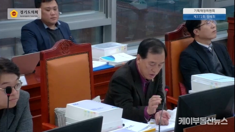 이제영 의원이 상임위 예산안 관련 발언권을 요청, 지 위원장으로부터 묵살되자 항의하고 있다. / 김교민 기자