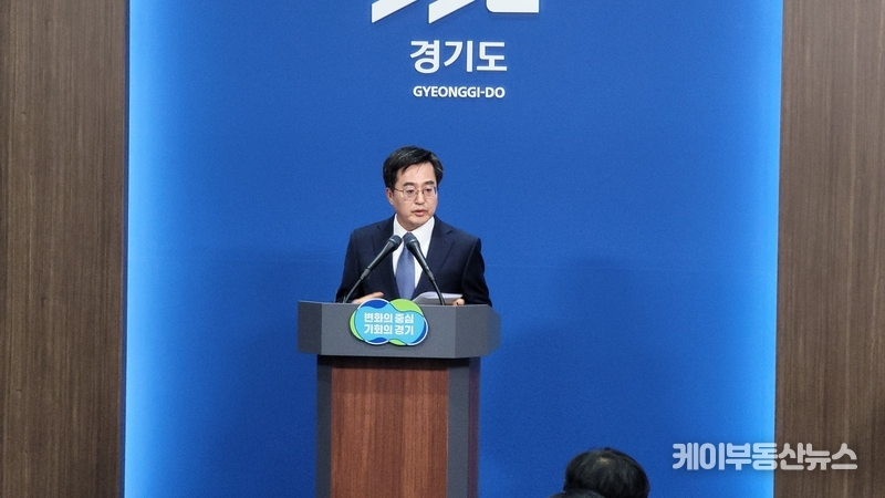 김동연 경기도지사가 4일 오후 경기도청 브리핑룸에서 압수수색 관련 긴급 브리핑을 하고 있다.