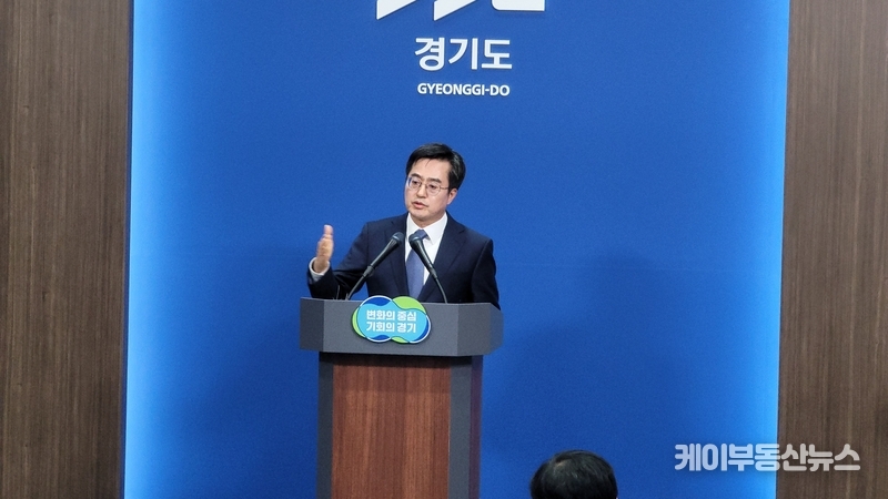 김동연 경기도지사가 4일 오후 경기도청 브리핑룸에서 압수수색 관련 긴급 브리핑을 하고 있다. / 김교민 기자